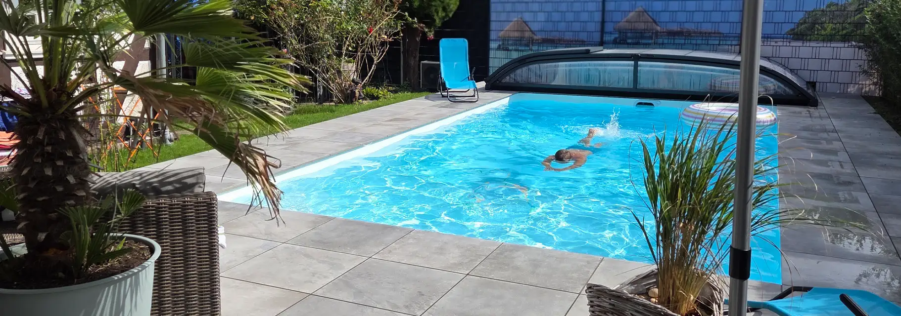 Sportliches Schwimmen mit Gegenstromanlage im Gartenpool