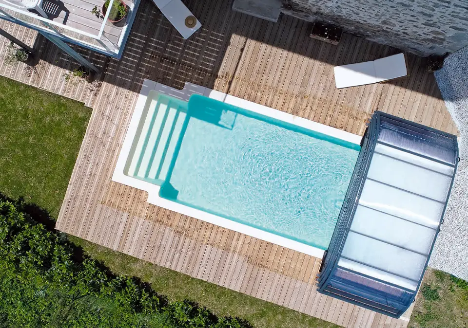 Swimmingpool in einem Garten in Berlin