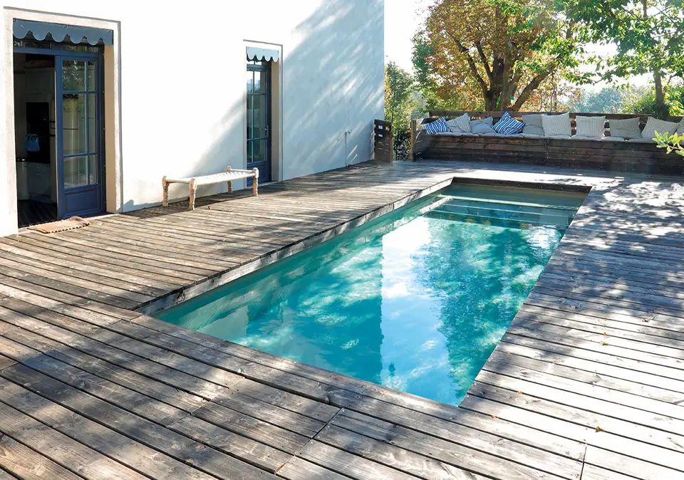 Swimmingpool in einem Garten in Bonn