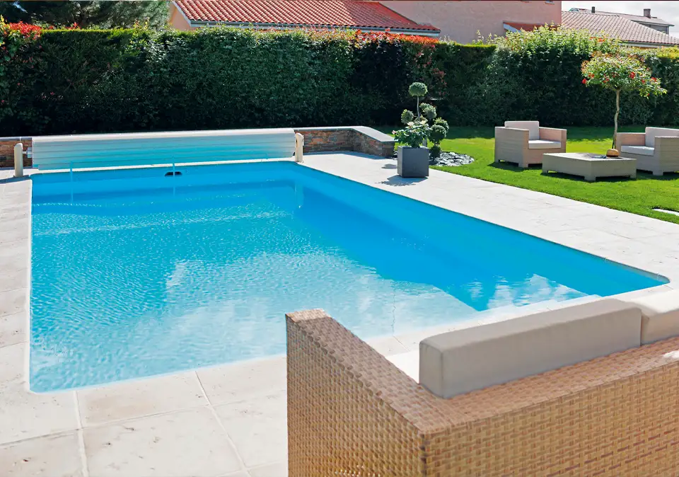 Swimmingpool in einem Garten in Bremen
