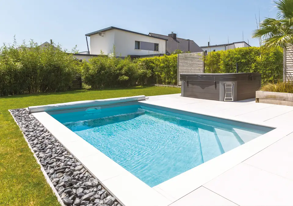 Swimmingpool in einem Garten in Düsseldorf