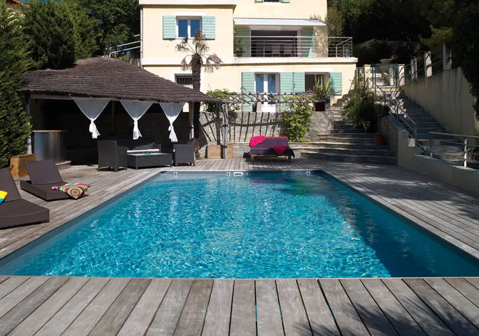 Swimmingpool in einem Garten in Essen
