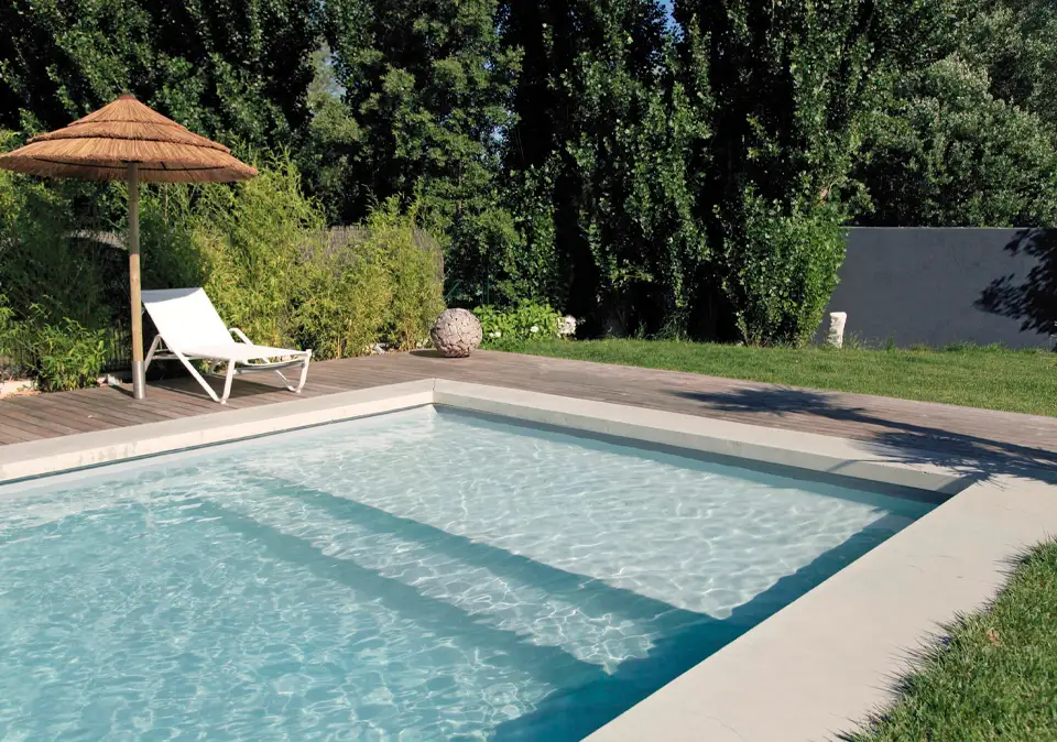 Swimmingpool in einem Garten in Frankfurt
