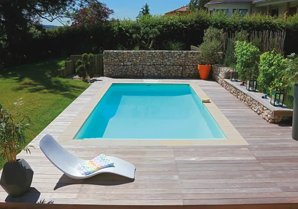 Swimmingpool in einem Garten in Freiburg