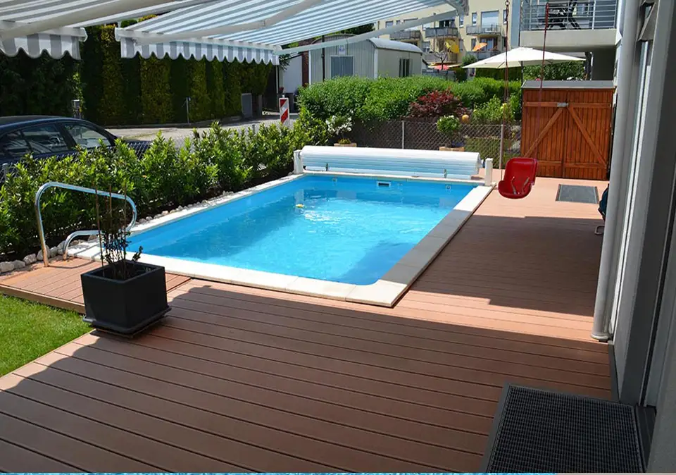Swimmingpool in einem Garten in Hamburg