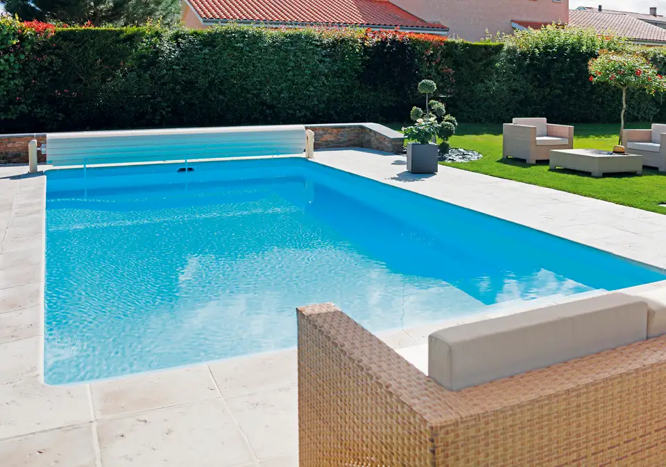 Swimmingpool in einem Garten in Hannover