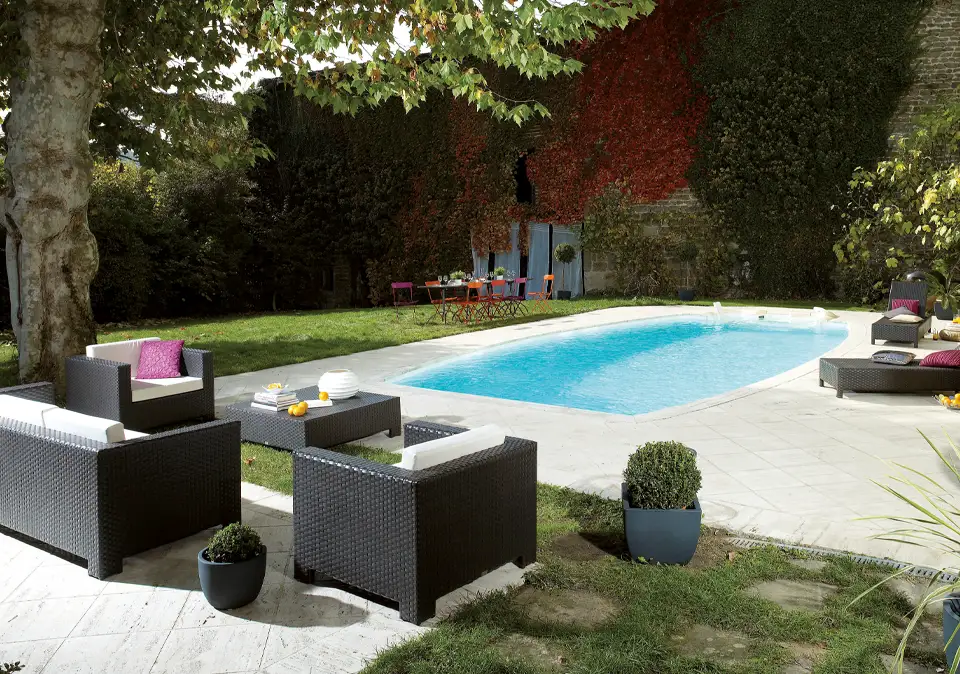 Swimmingpool in einem Garten in Heidelberg