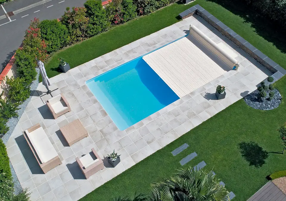 Swimmingpool in einem Garten in Kiel