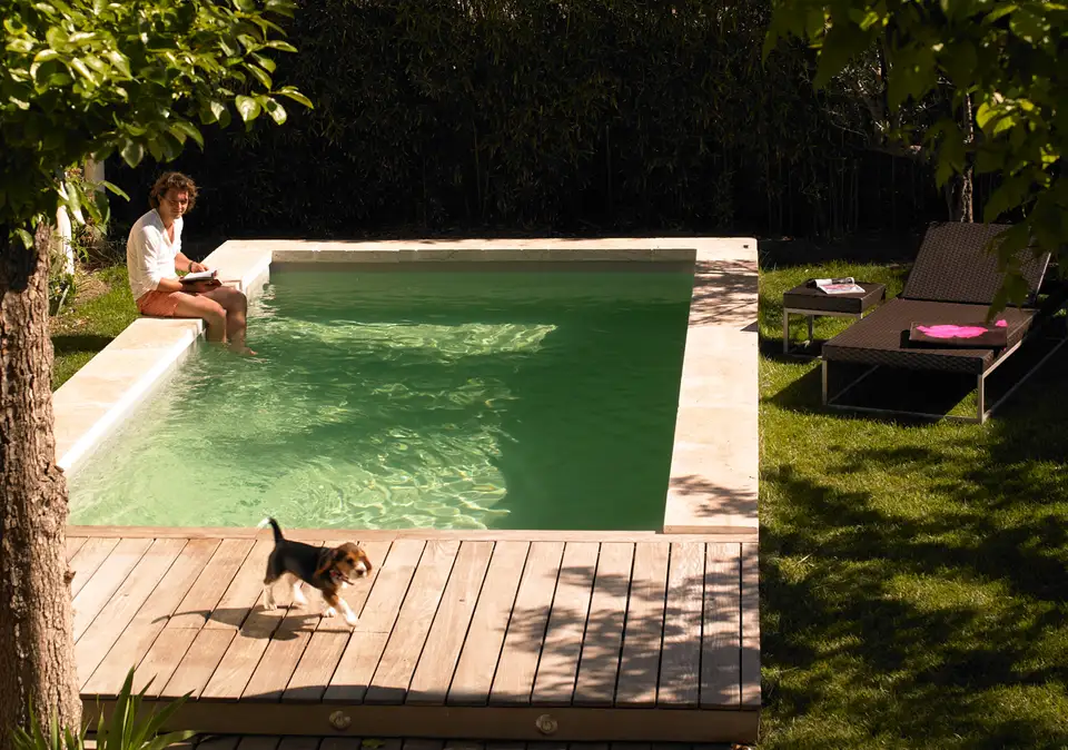Swimmingpool in einem Garten in Köln