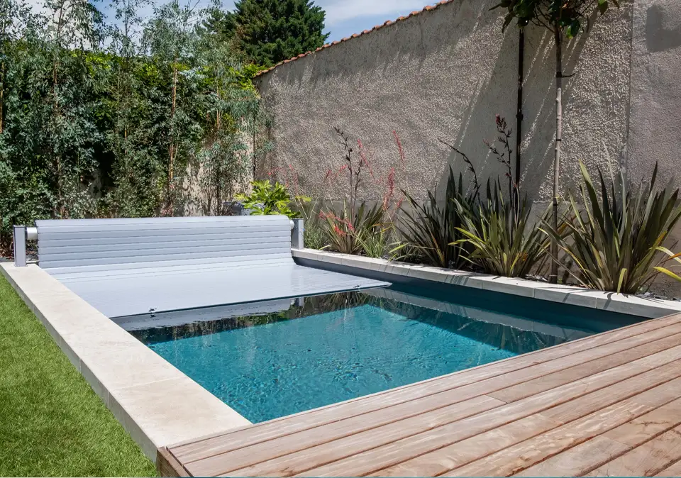 Swimmingpool in einem Garten in Lübeck