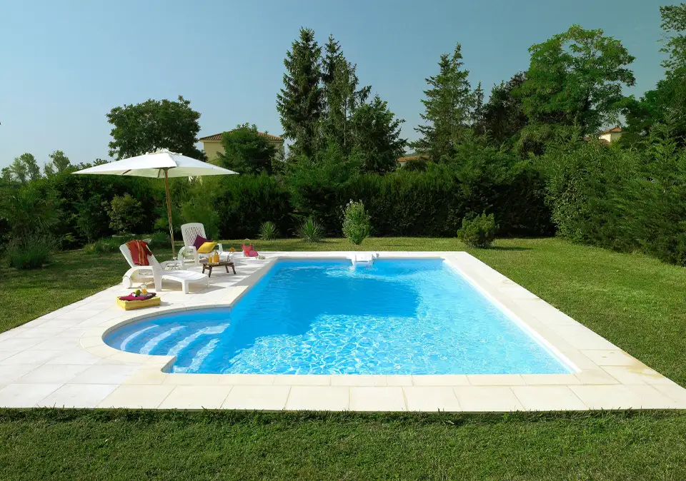 Swimmingpool in einem Garten in Mainz
