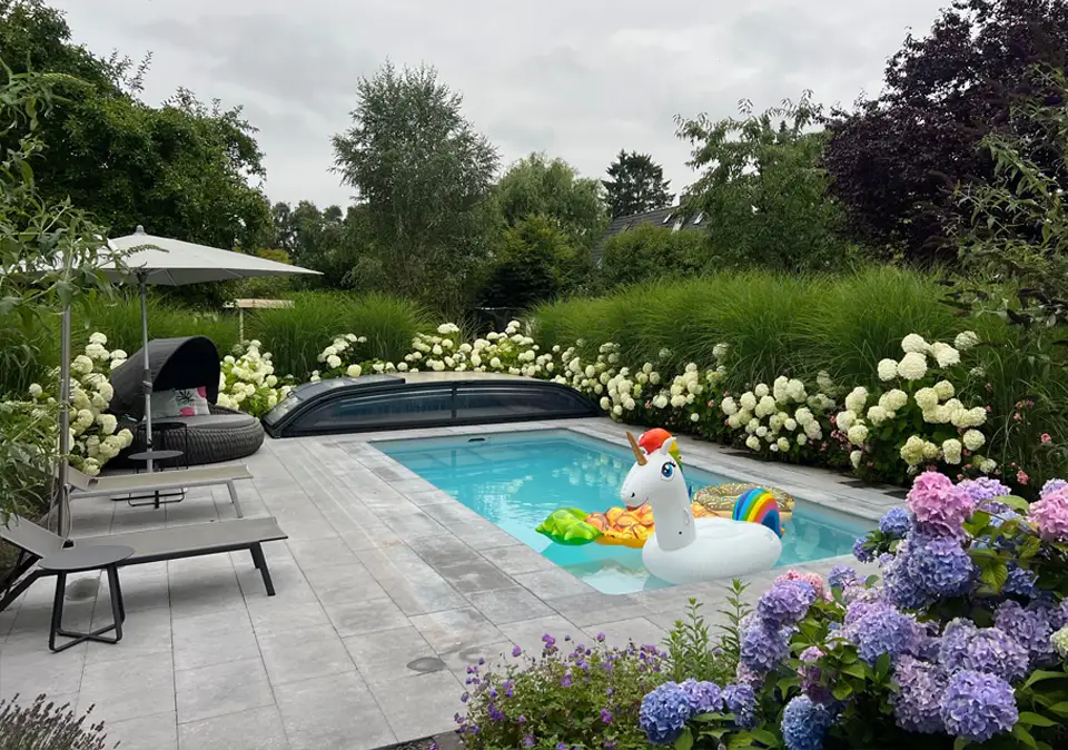 Swimmingpool in einem Garten in München