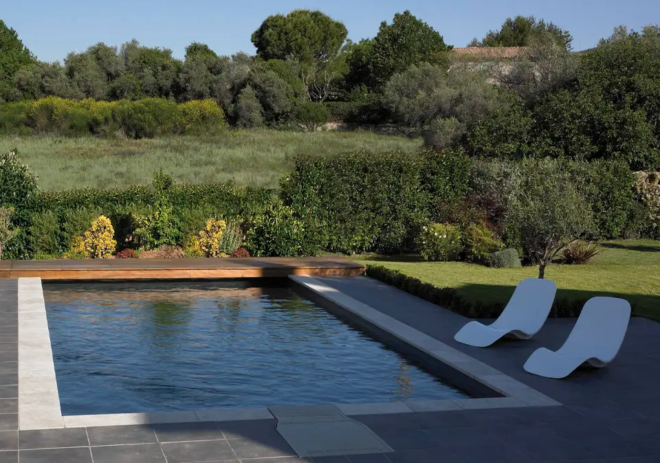 Swimmingpool mit Terrasse