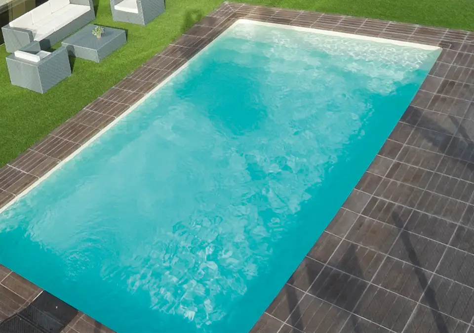 Swimmingpool in einem Garten in Wiesbaden