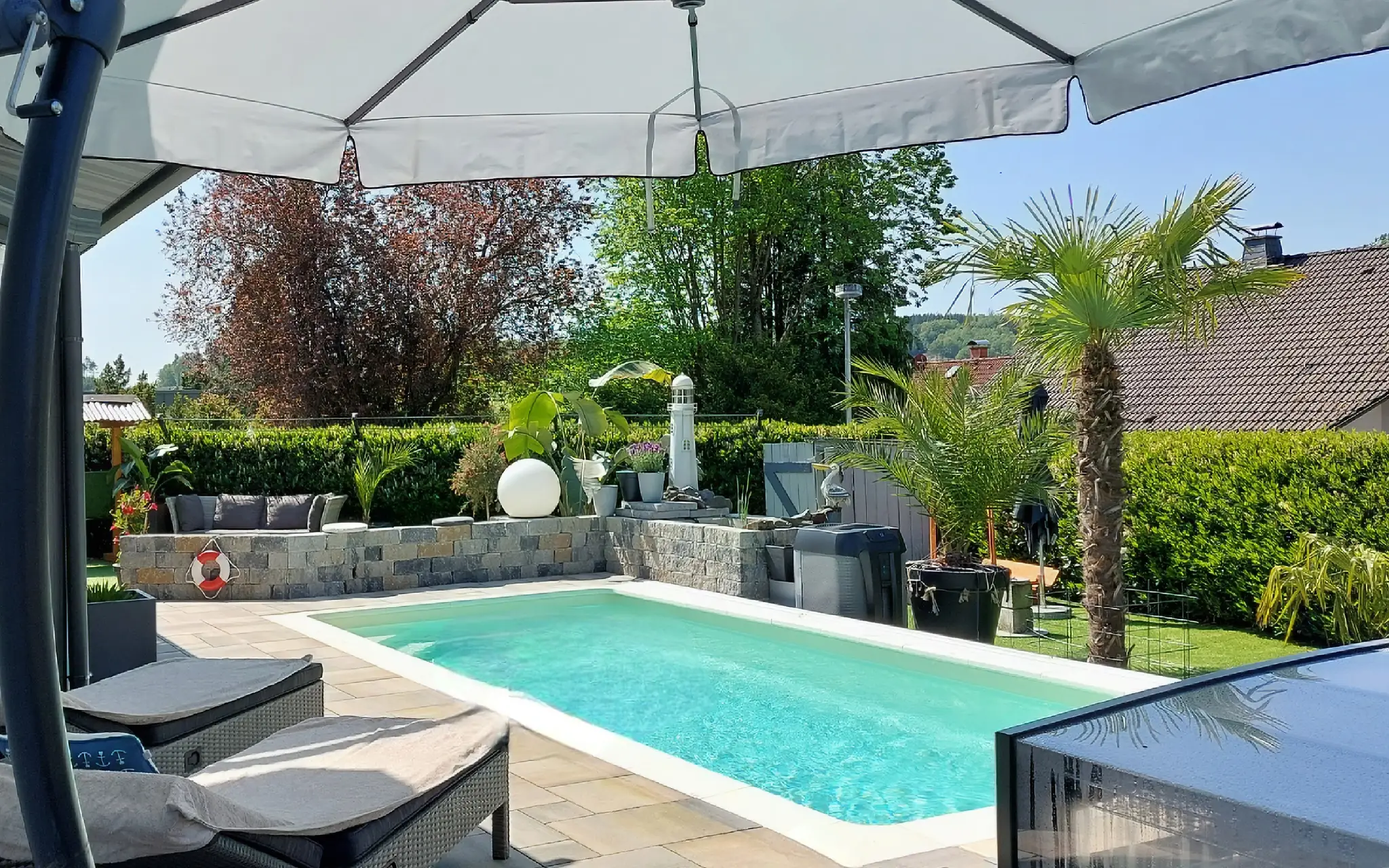 Swimmingpool im Garten von Desjoyaux