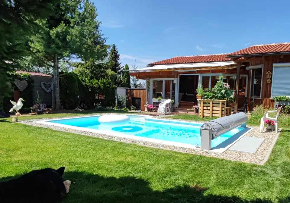 Moderner Swimmingpool im Garten