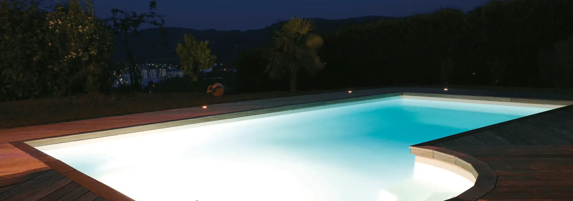 Unterwasserbeleuchtung Pool im Garten am Abend